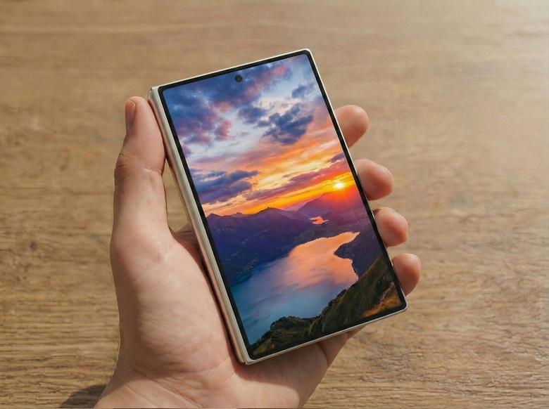 Samsung Wide Fold подозрительно напоминает будущий iPhone Fold: опубликованы фото макетов новых смартфонов