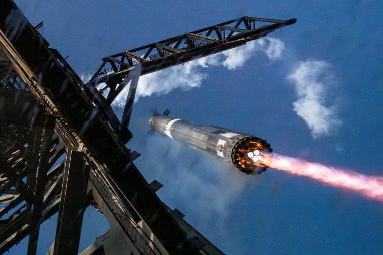 SpaceX показала эффективный запуск Starship с необычного ракурса в замедленной съёмке и ловлю Super Heavy