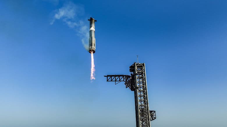 SpaceX показала эффективный запуск Starship с необычного ракурса в замедленной съёмке и ловлю Super Heavy