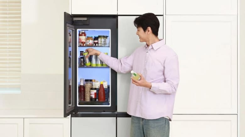 Samsung переосмыслила холодильник: Bespoke AI Hybrid с «витриной» и умным управлением поступил в продажу в Корее