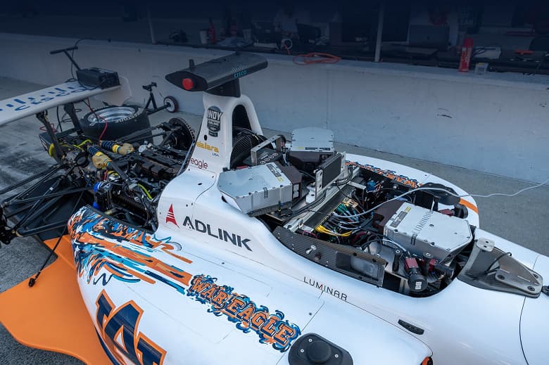 Искусственный интеллект против культового виража: беспилотные автомобили бросают вызов трассе Лагуна-Сека