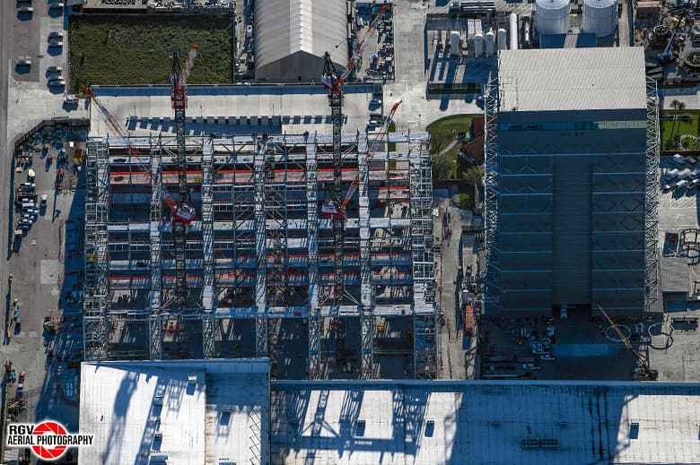 Одни из самых масштабных сооружений на планете. SpaceX параллельно возводит два комплекса Gigabay с мощностью производства до тысячи Starship в год