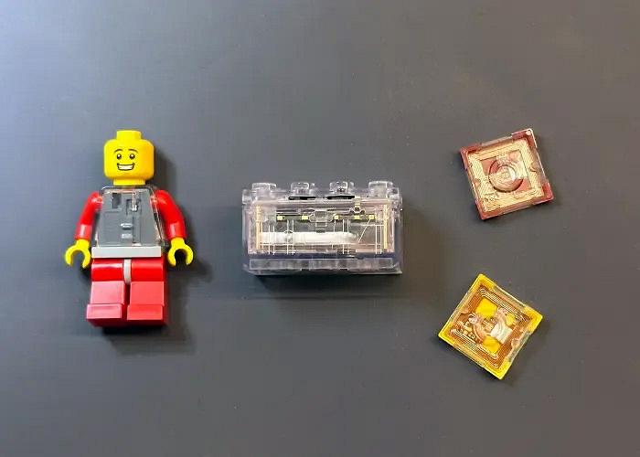 Представлены «живые» кубики Lego: внутри ASIC, датчики, RGB-подсветка, динамик и радиомодуль