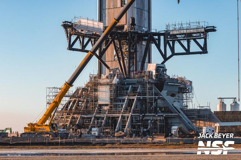 SpaceX оштрафовали за семь нарушений безопасности после падения крана на Starbase при разборе обломков Starship