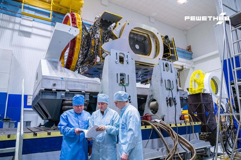 Новый спутник связи «Экспресс-АМУ» тестируют на механическую прочность Новый спутник связи «Экспресс-АМУ» тестируют на механическую прочность