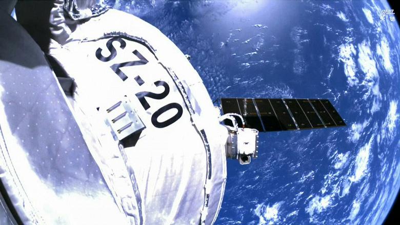 Экипаж «Шэньчжоу-20» удостоен наград за мужество при столкновении на орбите Экипаж «Шэньчжоу-20» удостоен наград за мужество при столкновении на орбите