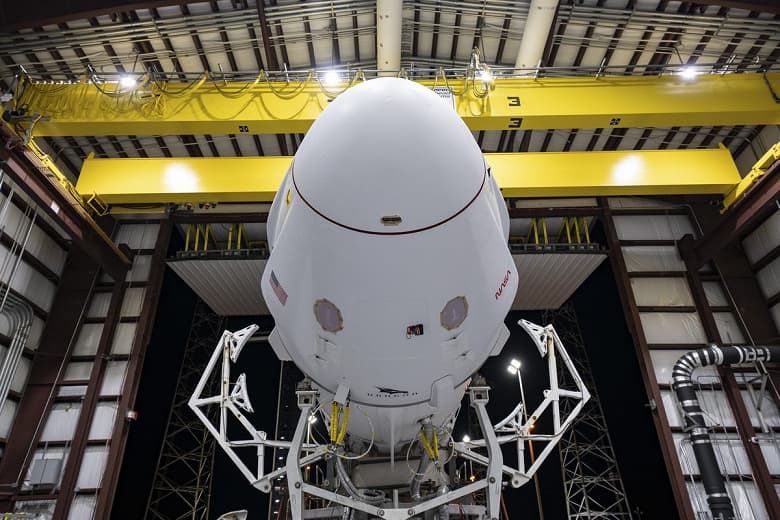 SpaceX показала Falcon 9 и Dragon на стартовой площадке со всех ракурсов SpaceX показала Falcon 9 и Dragon на стартовой площадке со всех ракурсов