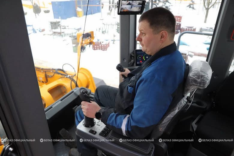 606 л.с., белорусский гидротрансформатор и джойстики вместо руля: представлен уникальный фронтальный погрузчик БелАЗ