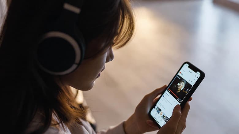 YouTube Music ограничивает бесплатный просмотр текстов песен YouTube Music ограничивает бесплатный просмотр текстов песен