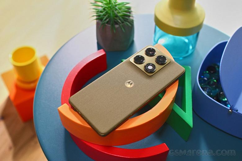 GSM Arena: флагман Motorola Signature идеален в сборке и дизайне, но огорчает ценой GSM Arena: флагман Motorola Signature идеален в сборке и дизайне, но огорчает ценой