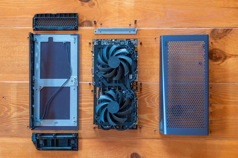 Необычное устройство Gigabyte Aorus RTX 5060 Ti AI Box: разборка показала конструкцию из двух плат
