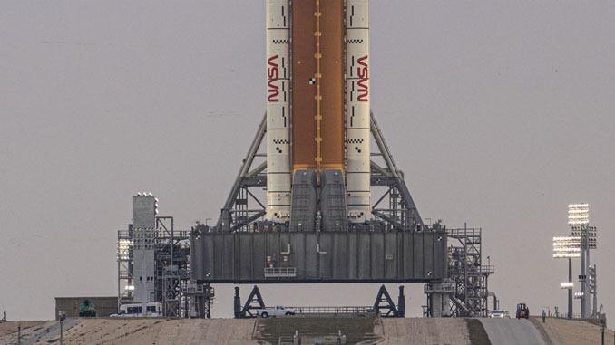 NASA инспектирует SLS после утечки водорода перед генеральной репетицией миссии «Артемида-2» NASA инспектирует SLS после утечки водорода перед генеральной репетицией миссии «Артемида-2»