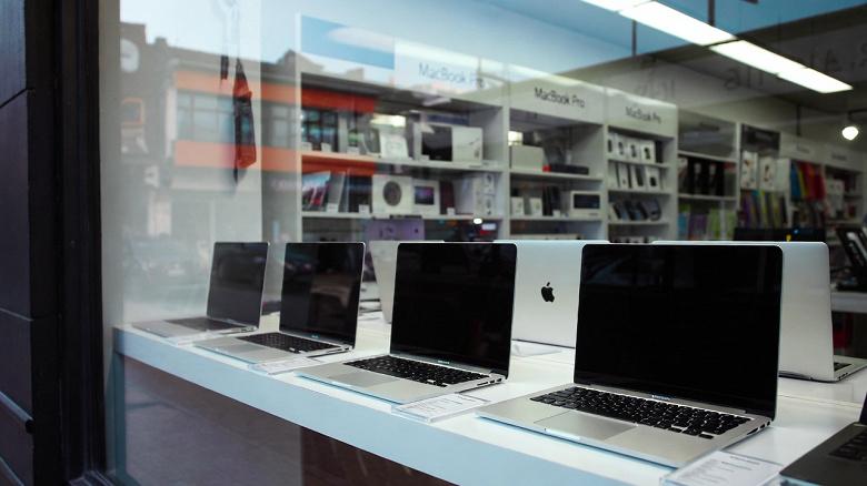 Менеджер магазина в США скупал MacBook Pro со скидкой 99% для перепродажи в ломбард