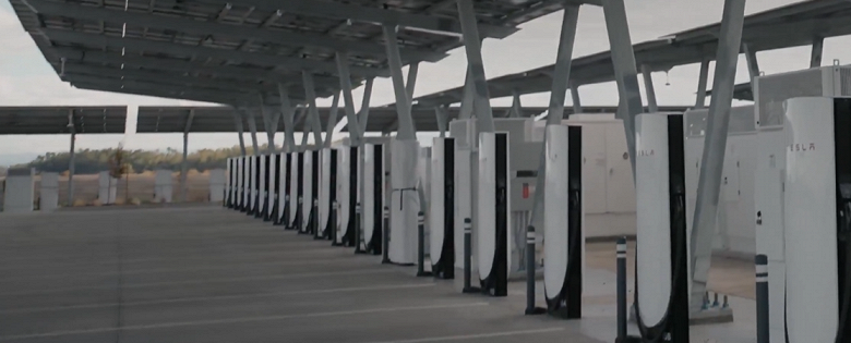 Tesla представила Oasis — самую масштабную зарядную станцию Supercharger в мире Tesla представила Oasis — самую масштабную зарядную станцию Supercharger в мире