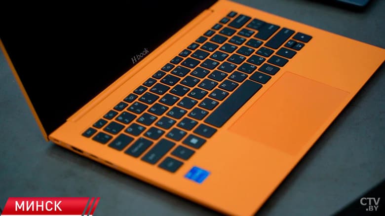 Белорусский ноутбук весом менее килограмма: оранжевый корпус в стиле будущего iPhone 17 Pro Белорусский ноутбук весом менее килограмма: оранжевый корпус в стиле будущего iPhone 17 Pro