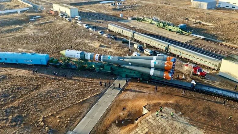 Вид с дрона: ракета «Союз» на Байконуре напоминает миниатюрную игрушку Вид с дрона: ракета «Союз» на Байконуре напоминает миниатюрную игрушку