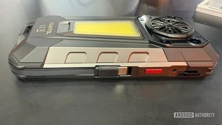 Oukitel WP63: бронированный смартфон с АКБ 20 000 мАч, тепловизором и встроенной системой розжига