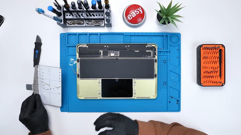 Разбор MacBook Neo: массивные динамики и крошечная плата, не заимствованная у iPhone