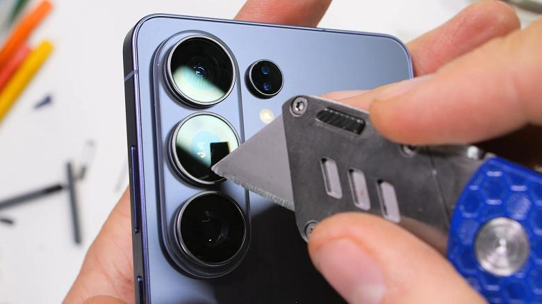 JerryRigEverything проверил Samsung Galaxy S26 Ultra: мелкие царапины на дисплее практически не видны