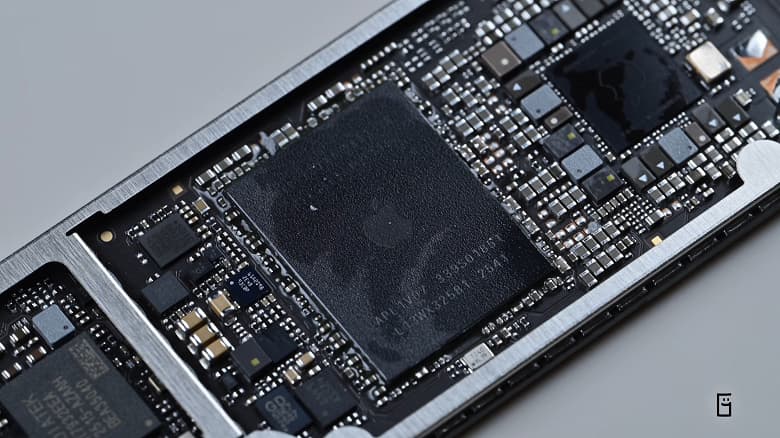 Энтузиаст увеличил объем SSD в MacBook Neo до 1 ТБ с помощью перепайки чипа памяти Энтузиаст увеличил объем SSD в MacBook Neo до 1 ТБ с помощью перепайки чипа памяти