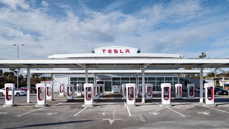Tesla построит крупнейшую в мире станцию Supercharger более чем на 400 мест Tesla построит крупнейшую в мире станцию Supercharger более чем на 400 мест
