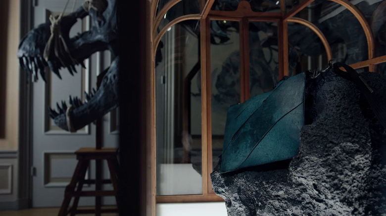 Первую в мире сумку из воссозданной кожи тираннозавра выставят на аукцион Первую в мире сумку из воссозданной кожи тираннозавра выставят на аукцион