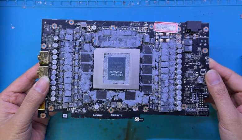 Плата Asus помогла вернуть к жизни «безнадежную» видеокарту Gigabyte GeForce RTX 5090D
