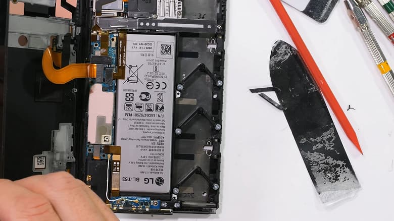 Разборка LG Rollable: внутри отменённого смартфона обнаружили уникальный гусеничный механизм и систему шестерней Разборка LG Rollable: внутри отменённого смартфона обнаружили уникальный гусеничный механизм и систему шестерней