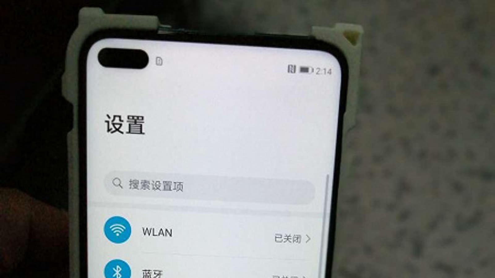 Включенный Honor V30/Huawei Nova 6 в руках пользователя