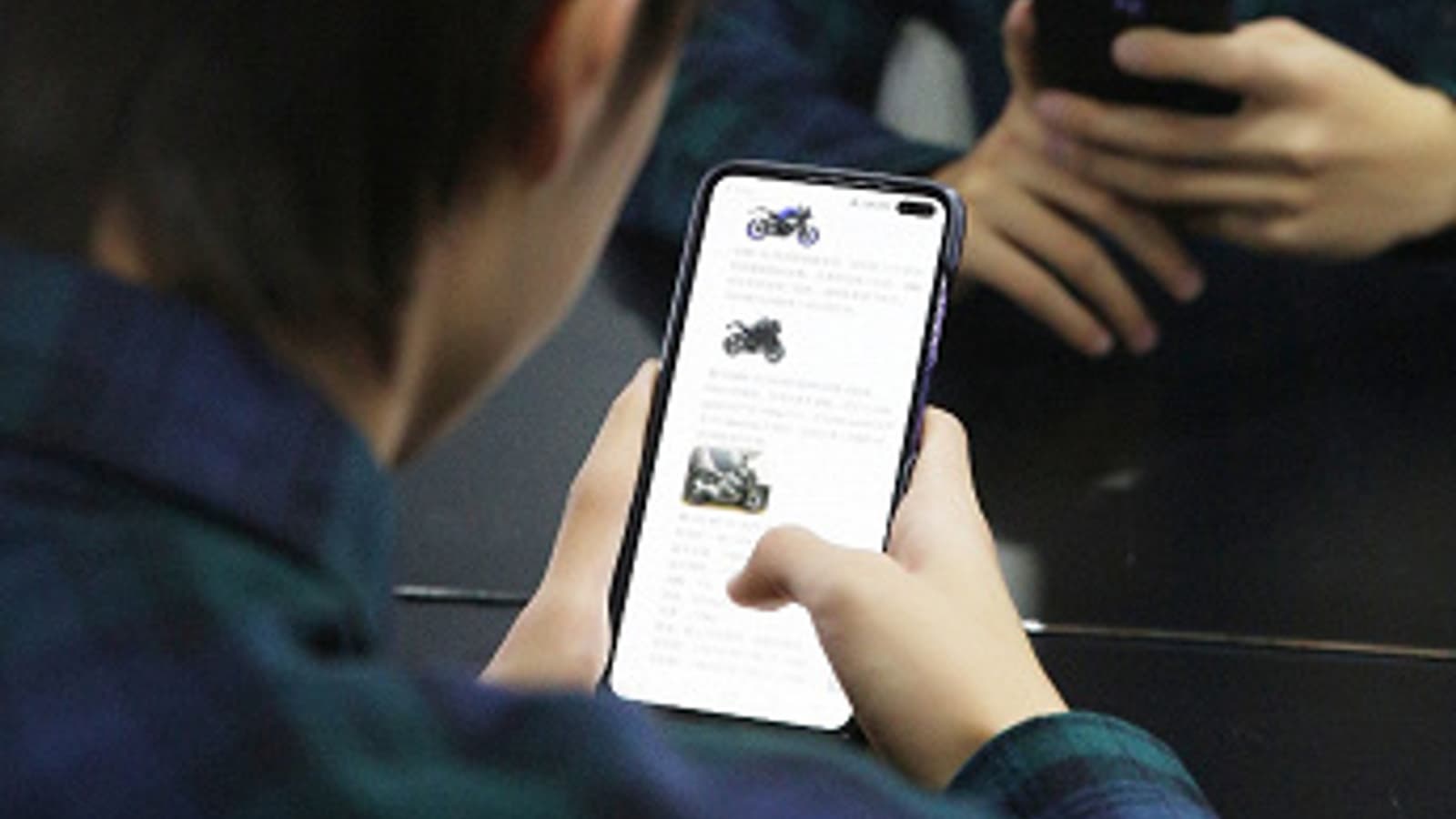 Работающий Redmi K30 в руках пользователя