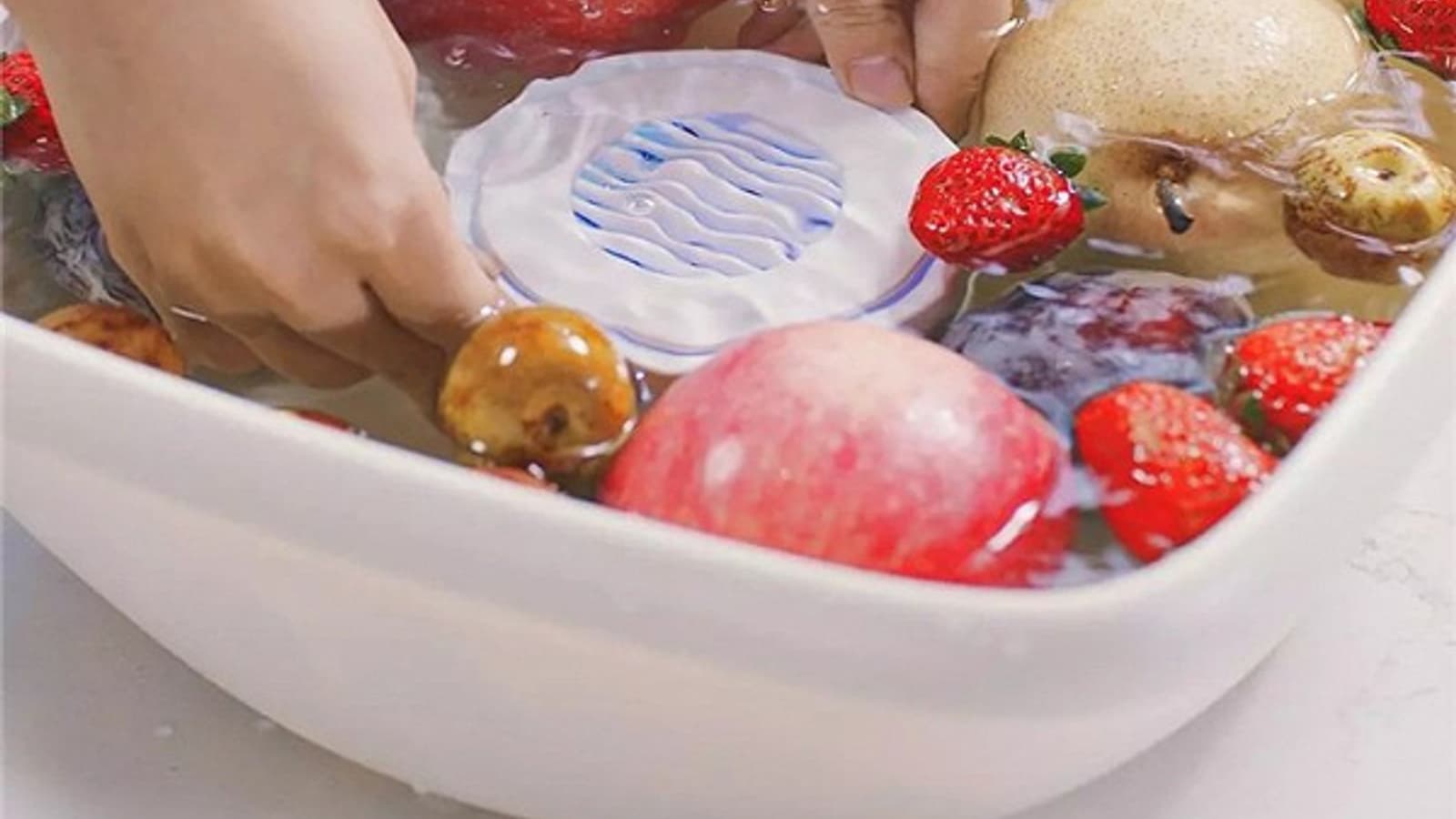 Новый гаджет Xiaomi убивает 99,99% бактерий на овощах и фруктах