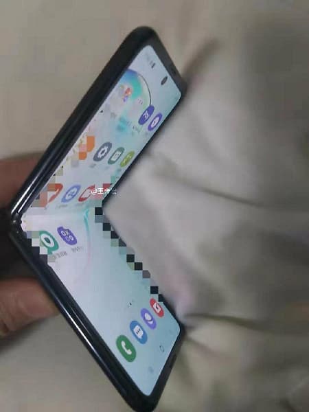 Гибкая раскладушка Samsung в стиле Moto Razr 2019