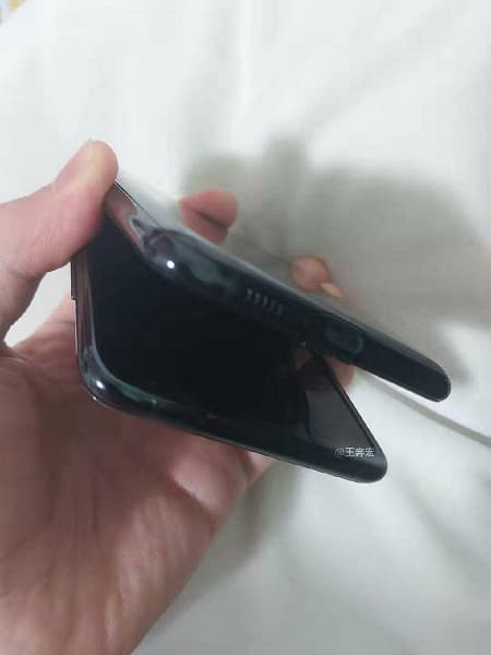 Гибкая раскладушка Samsung в стиле Moto Razr 2019