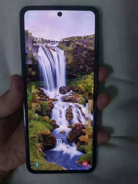 Гибкая раскладушка Samsung в стиле Moto Razr 2019