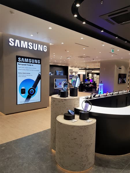 Samsung открыла самый большой флагманский магазин в Москве Samsung открыла самый большой флагманский магазин в Москве