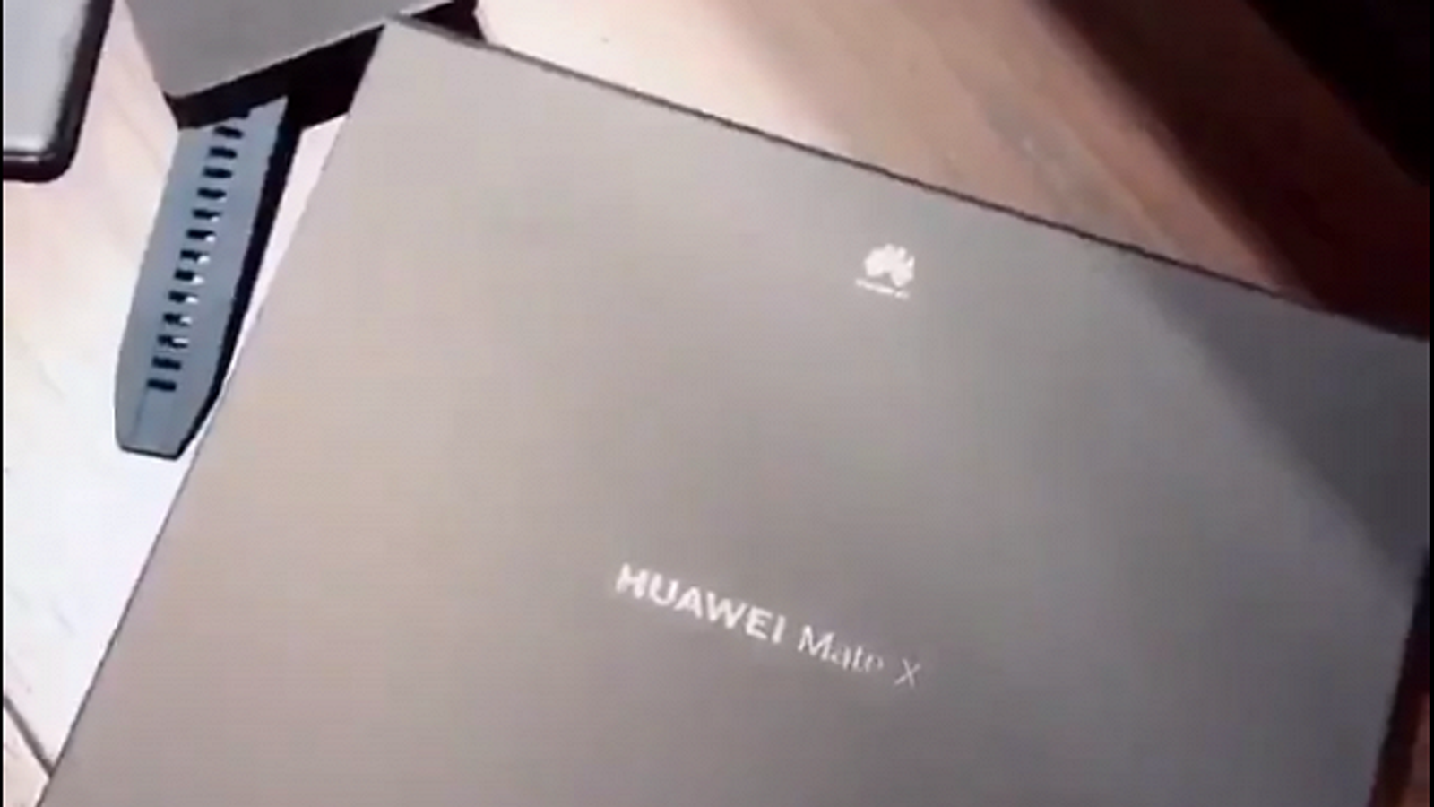 Видео дня: распаковка готового к продаже Huawei Mate X с футляром, как у умных очков Huawei X Gentle Monster