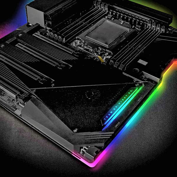 Фото дня: огромная системная плата для новых процессоров AMD Ryzen Threadripper Фото дня: огромная системная плата для новых процессоров AMD Ryzen Threadripper