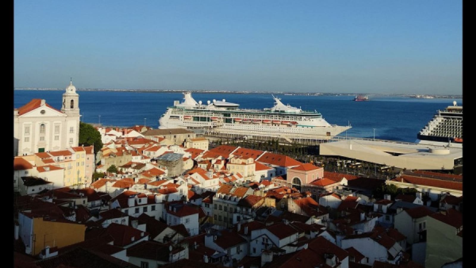 Круизный лайнер Vision of Seas попал в объектив Xiaomi Mi Note 10, который обзавелся датой начала продаж