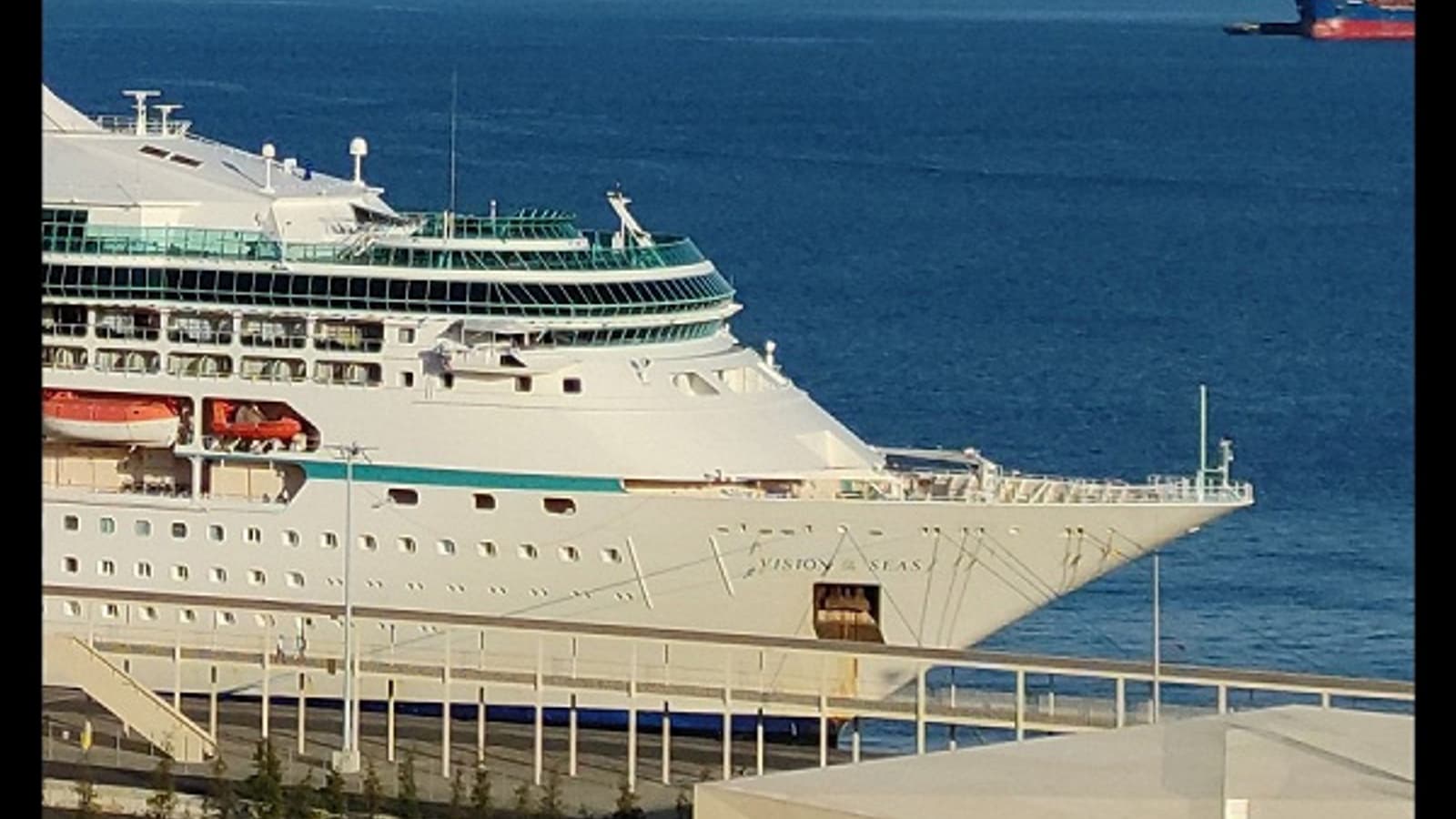 Круизный лайнер Vision of Seas попал в объектив Xiaomi Mi Note 10, который обзавелся датой начала продаж