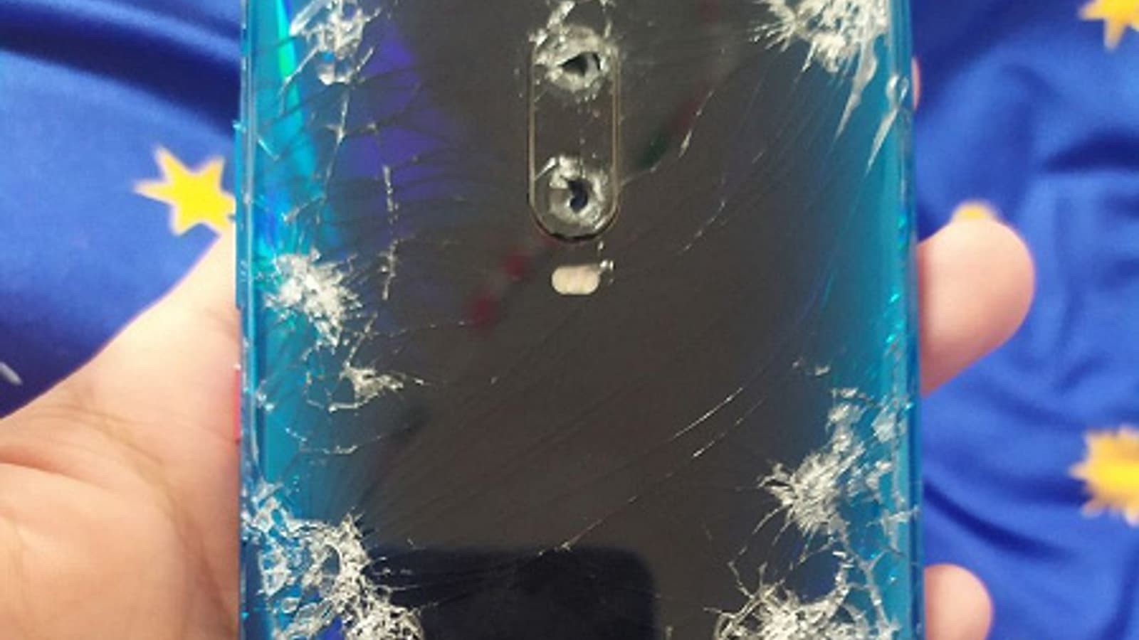 Redmi K20 оказался полунеубиваемым. Смартфон пережил экстремальную ситуацию на дороге