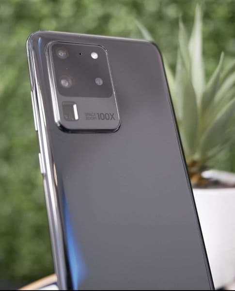 Настоящий смартфон Samsung Galaxy S20 Ultra в реальной жизни. Камера просто огромна Настоящий смартфон Samsung Galaxy S20 Ultra в реальной жизни. Камера просто огромна
