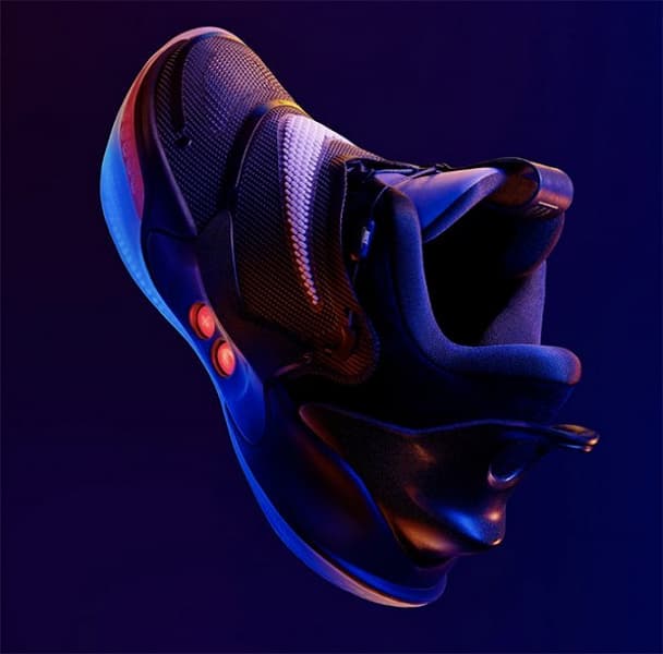 Новые кроссовки Nike сами шнуруются и управляются со смартфона