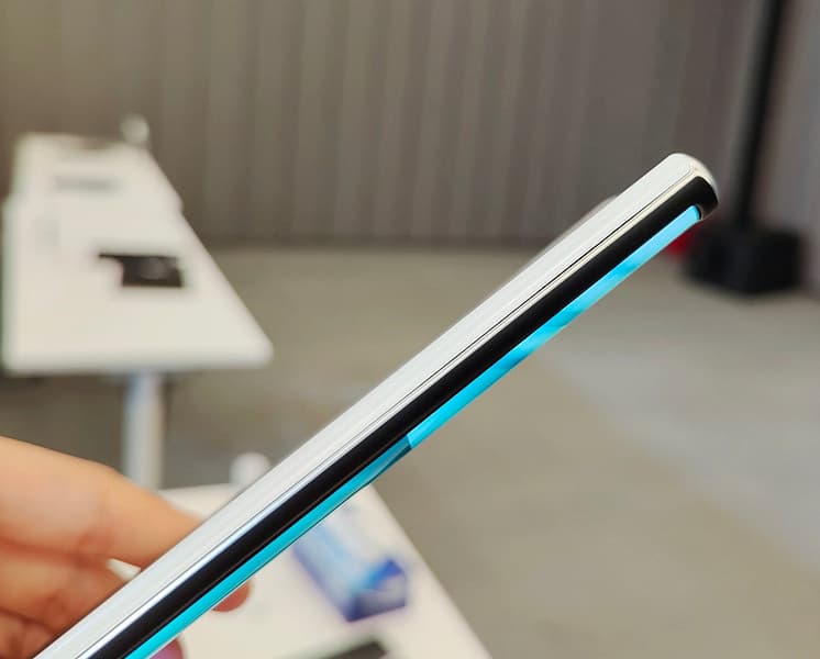 Первый в мире смартфон со сворачивающимся экраном — Oppo X 2021 — живьём на фото и видео