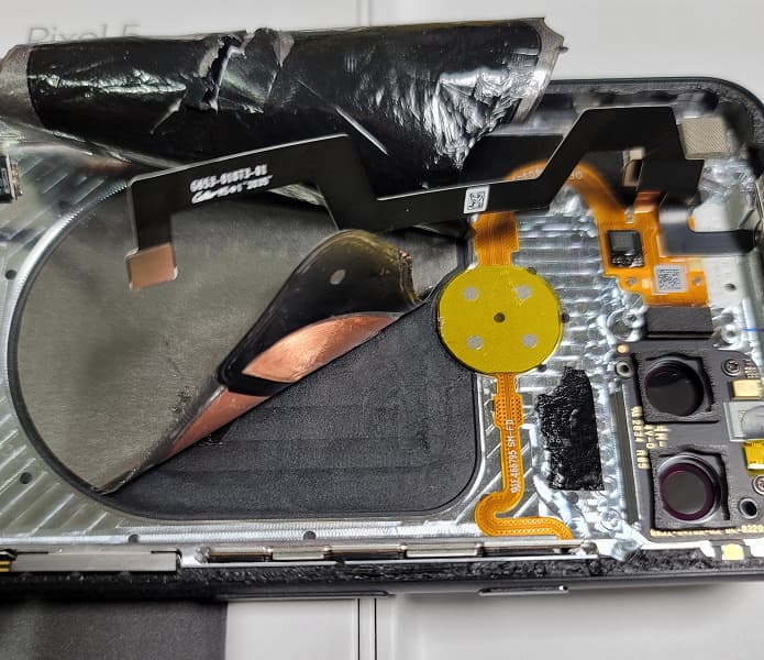 Разборка Google Pixel 5 показывает, как уживаются металлический корпус и беспроводная зарядка