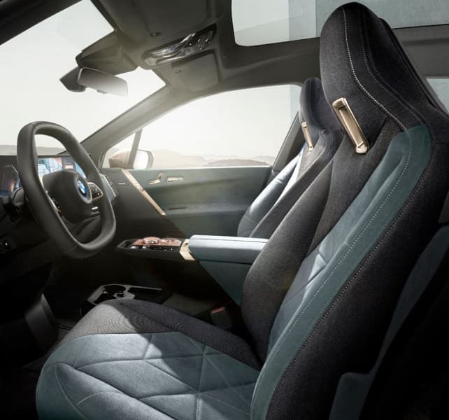 Запас хода более 600 км, разгон до 100 км/ч за 5 секунд и полный привод. Представлен электрический кроссовер BMW iX