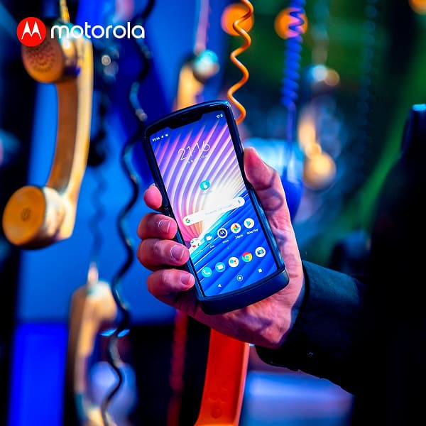Триумфальное возвращение культовой раскладушки. Стартовали продажи Motorola RAZR 5G с гибким экраном в России