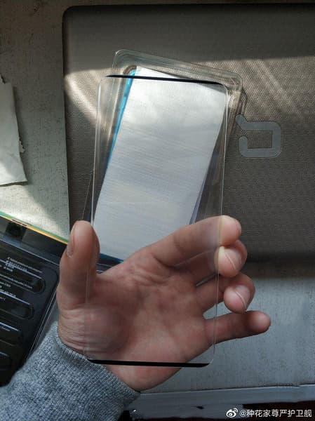 Живое фото подтверждает крошечные рамки Huawei P40 Pro Живое фото подтверждает крошечные рамки Huawei P40 Pro