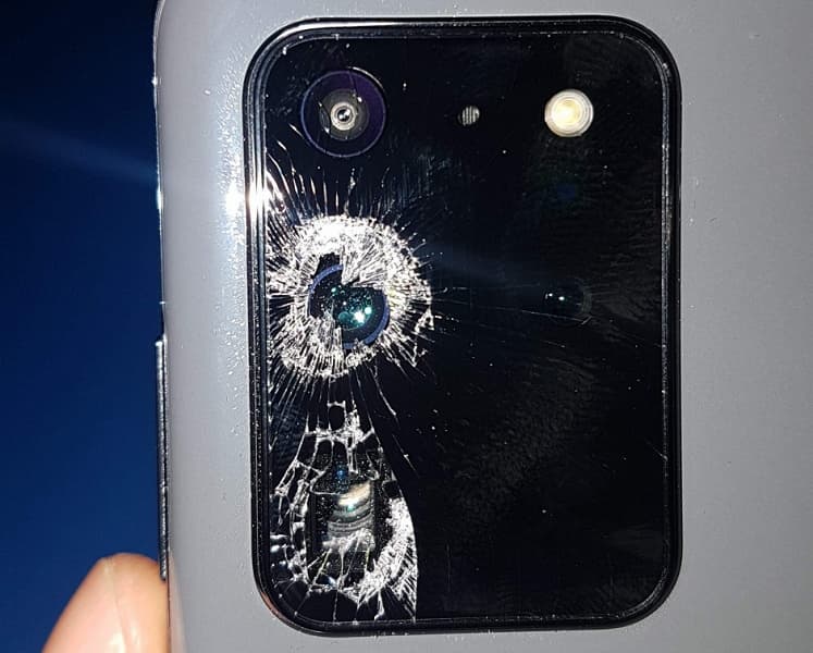 Зияющая дыра на репутации Samsung. Огромная камера дорогущего Galaxy S20 Ultra бьётся и трескается