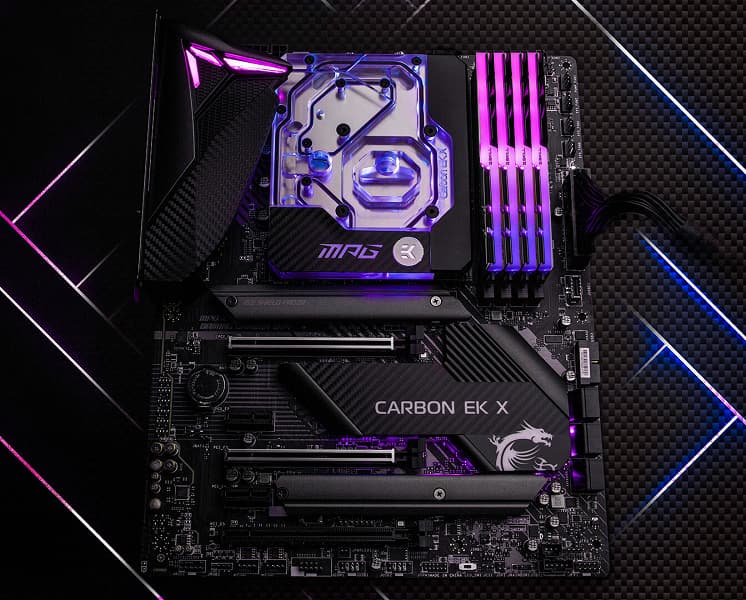 Плата MSI MPG Z490 Gaming Pro Carbon EK X оснащена водоблоком Плата MSI MPG Z490 Gaming Pro Carbon EK X оснащена водоблоком