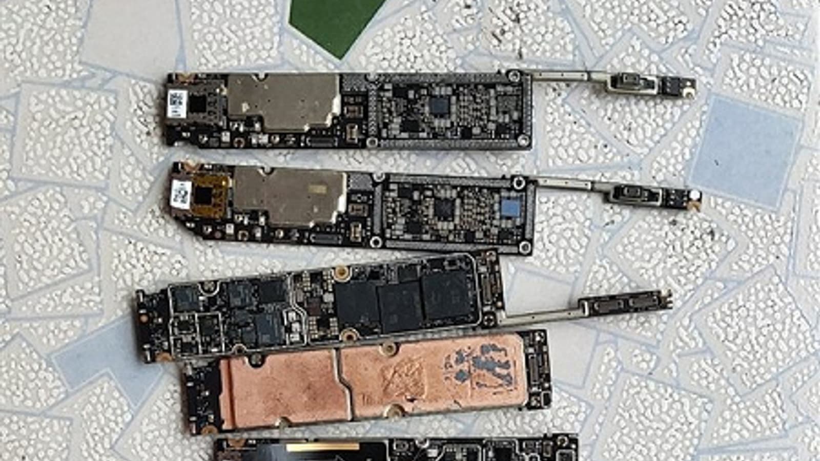 Прототип Xiaomi Mi Mix Alpha предлагают за 700 долларов. Правда без экрана и аккумулятора